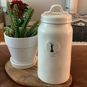 Rae Dunn ‘mix.’ Canister
